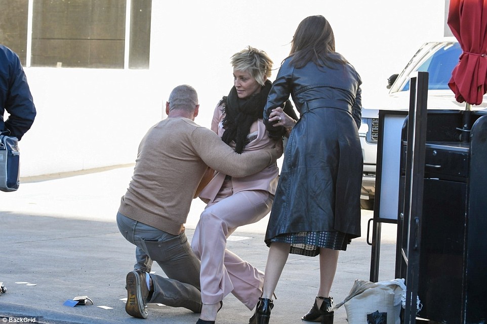 FOTO GALERI/ Sharon Stone nuk e mbajnë këmbët, rrëzohet në mes të rrugës