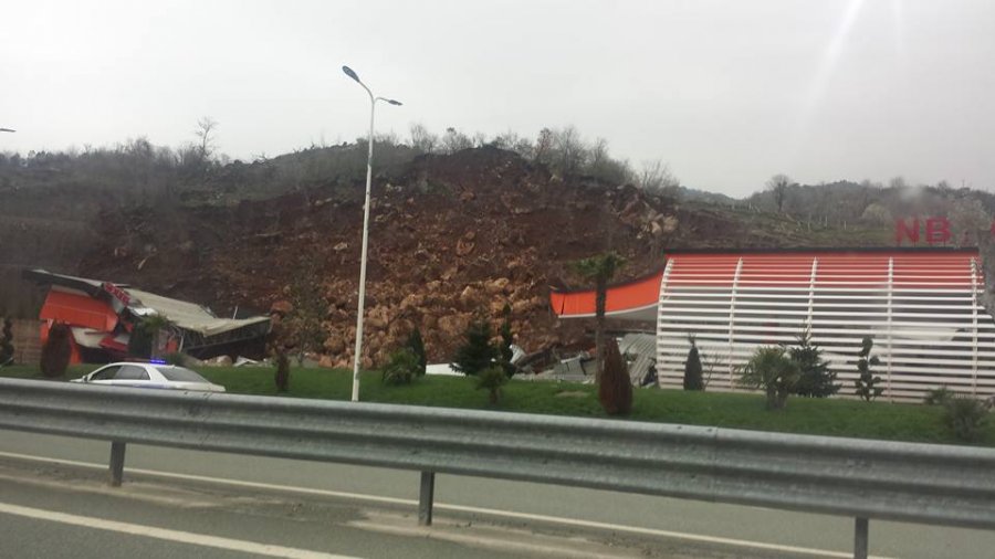 VIDEO & FOTO GALERI/ Shembet mali, shkatërrohet një biznes në Rrugën e Kombit