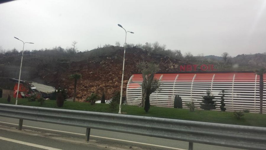 VIDEO & FOTO GALERI/ Shembet mali, shkatërrohet një biznes në Rrugën e Kombit