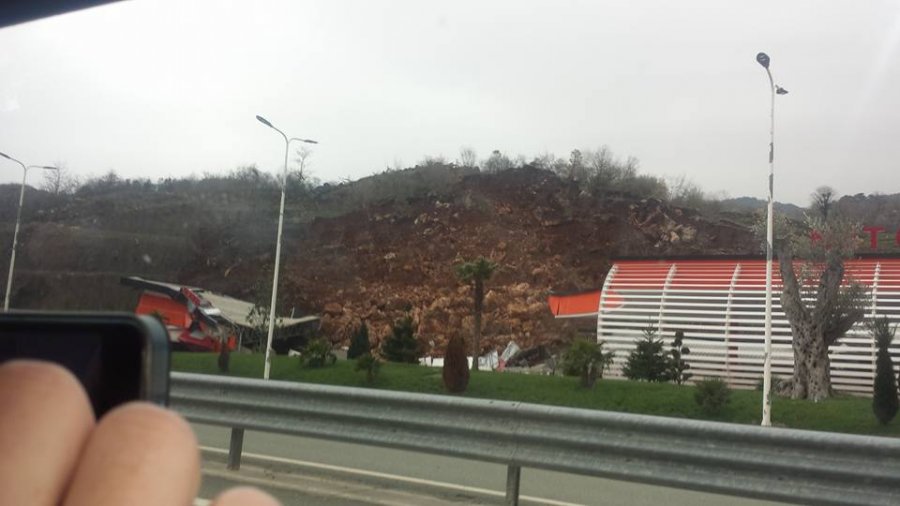 VIDEO & FOTO GALERI/ Shembet mali, shkatërrohet një biznes në Rrugën e Kombit