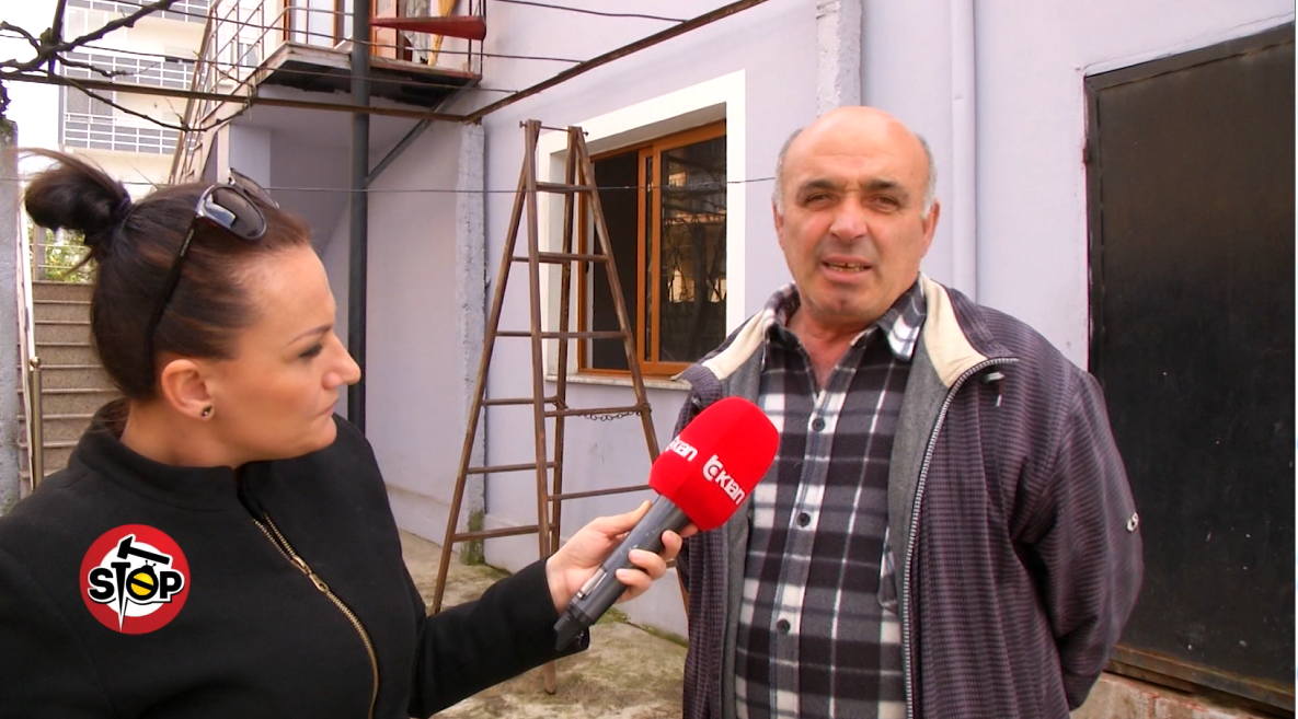 CUDIA/Derës së shtëpisë i del pronari, ja nga hyjnë e dalin familjarët