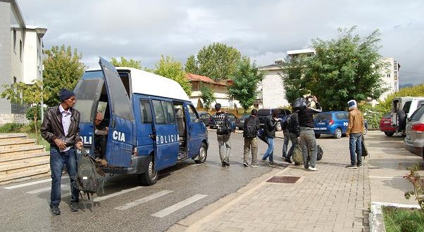 Sirianë në Shkodër, policia kap trafikantin me makinën plot