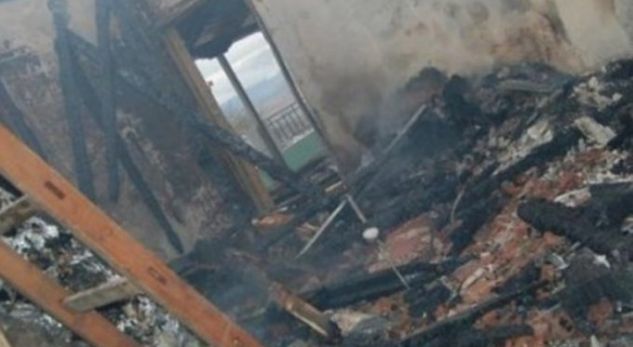 ELBASAN/ 4 fëmijë nën qiell të hapur pasi u dogj shtëpia