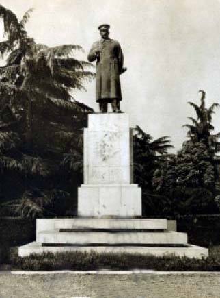 20 vite me pare, si u hodh dinamiti mbi bustin e Stalinit