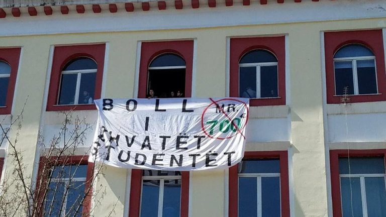FOTO LAJM/ Studentët e “shkencave” protestë “origjinale”: Boll na zhvatët, 700 euro për një notë kaluese