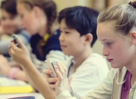 TE RINJTE/5 tipare të brezit të smartphone-ve, e treta alarmon