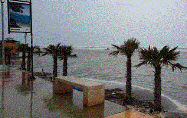 VIDEO/Përmbytet plazhi i Velipojës, deti deri në shëtitore