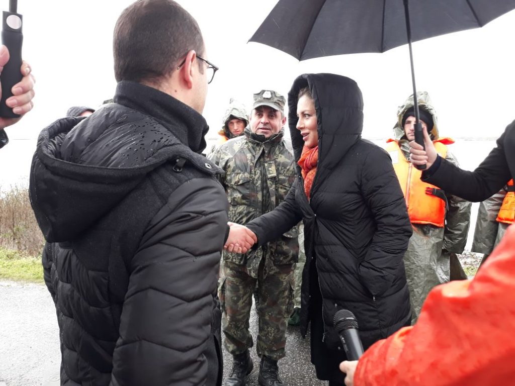 FOTO/ Shkodër, ministrat nxitojnë të shkojnë te banorët e përmbytur para Bashës