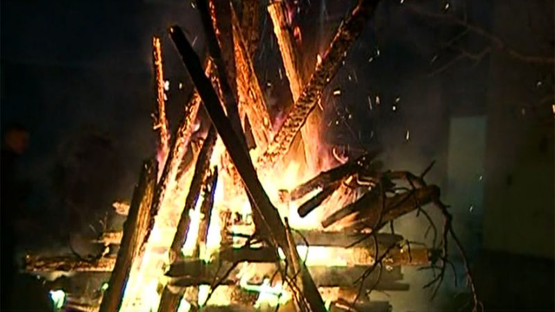 Korçarët e gjejnë zgjidhjen, “dëbojnë” dimrin me zjarret në mesnatë