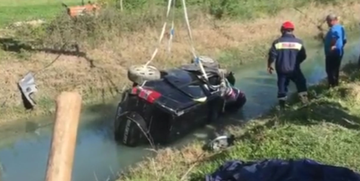 FOTO/ Fier, makina me targa greke përfundon në kanal, vdesin burrë e grua