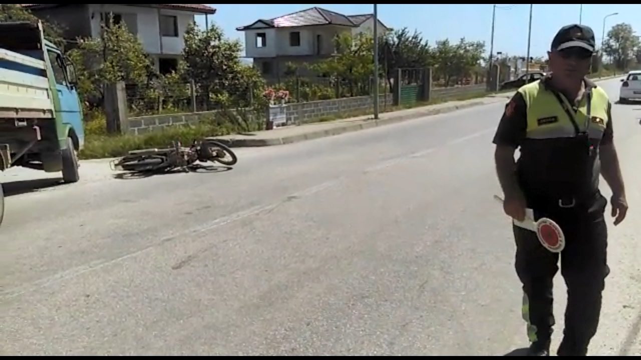 FOTO/ Makina përplas motorin, në gjendje të rëndë 64-vjeçari