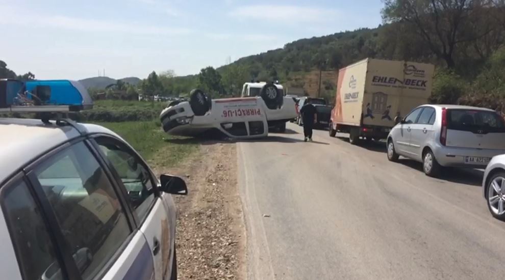 FOTO/ Përmbyset makina në aksin Fier – Levan, një i vdekur