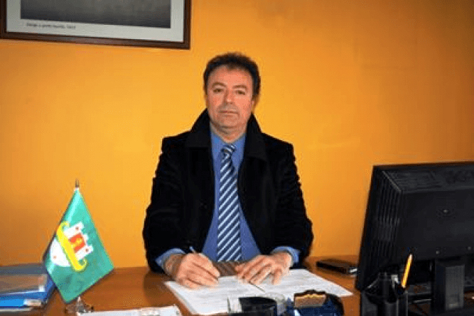 VIDEO & EMRI/ Durrës, i vihet flaka makinës së Drejtorit të Arsimit