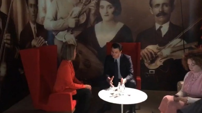 VIDEO/ Basha takohet dhe bisedon me Mogherinin në Rinas, Vlahutin “luan” me celularin