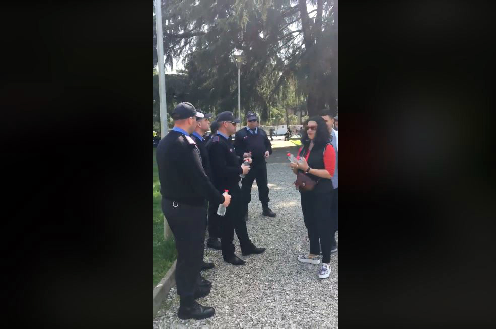 VIDEO/ Një shishe ujë edhe për policinë nga protestuesit