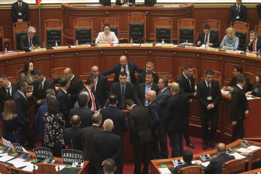 FOTO GALERI/ Opozita bllokon Kuvendin: Lironi kuksianet, përjashtoni Ramën