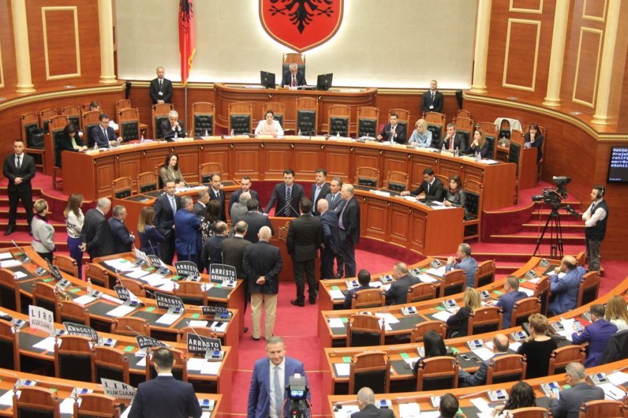 FOTO GALERI/ Opozita bllokon Kuvendin: Lironi kuksianet, përjashtoni Ramën