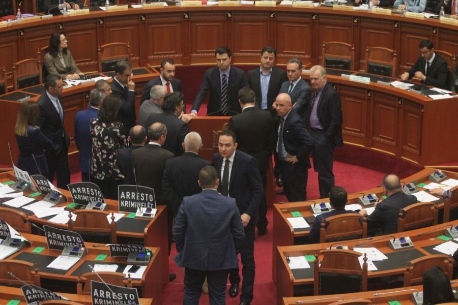 FOTO GALERI/ Opozita bllokon Kuvendin: Lironi kuksianet, përjashtoni Ramën