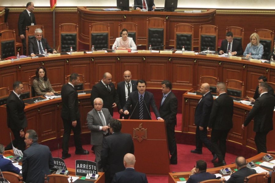 FOTO GALERI/ Opozita bllokon Kuvendin: Lironi kuksianet, përjashtoni Ramën