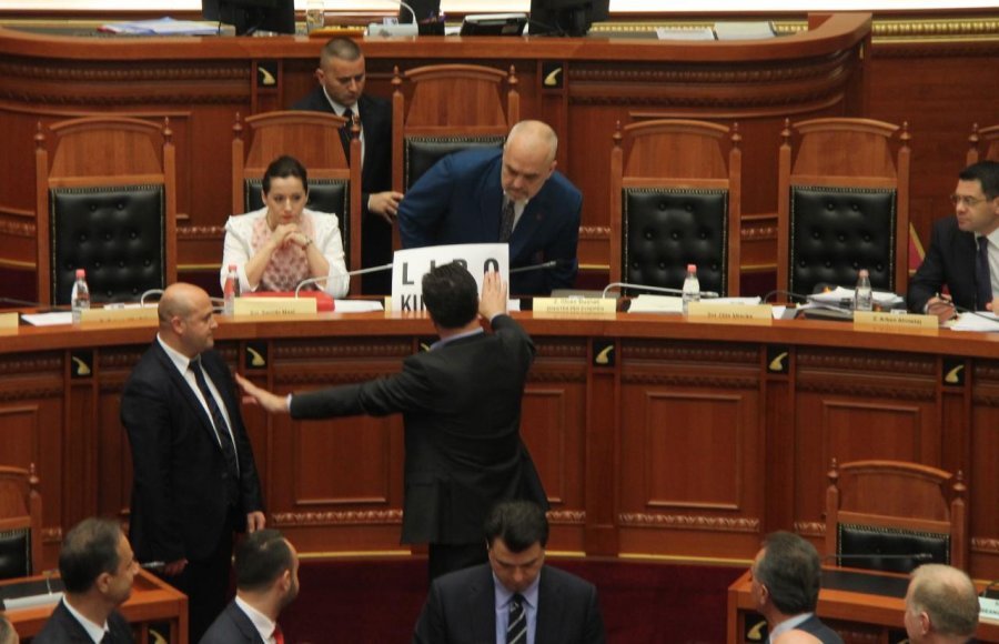 FOTO GALERI/ Opozita bllokon Kuvendin: Lironi kuksianet, përjashtoni Ramën