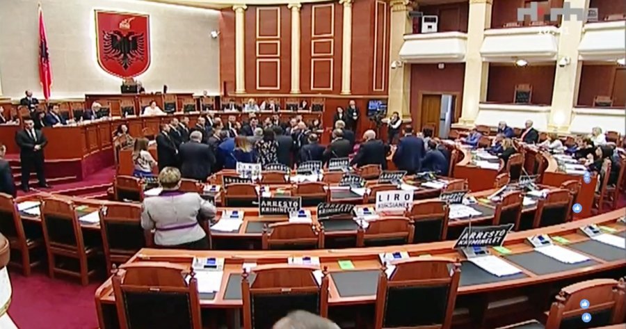 FOTO GALERI/ Opozita bllokon Kuvendin: Lironi kuksianet, përjashtoni Ramën