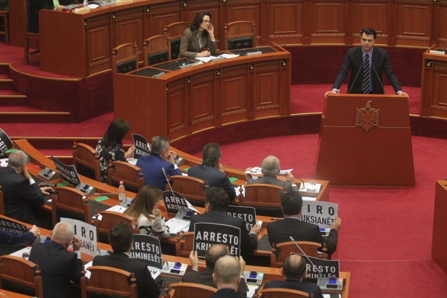 FOTO GALERI/ Opozita bllokon Kuvendin: Lironi kuksianet, përjashtoni Ramën