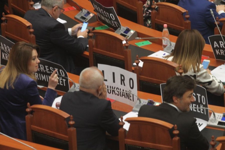 FOTO GALERI/ Opozita bllokon Kuvendin: Lironi kuksianet, përjashtoni Ramën