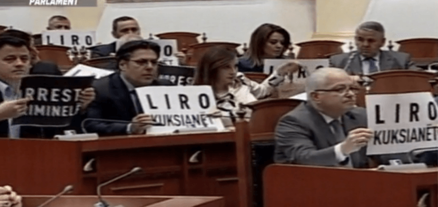 FOTO GALERI/ Opozita bllokon Kuvendin: Lironi kuksianet, përjashtoni Ramën