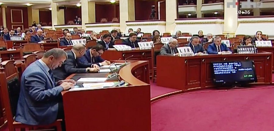 FOTO GALERI/ Opozita bllokon Kuvendin: Lironi kuksianet, përjashtoni Ramën