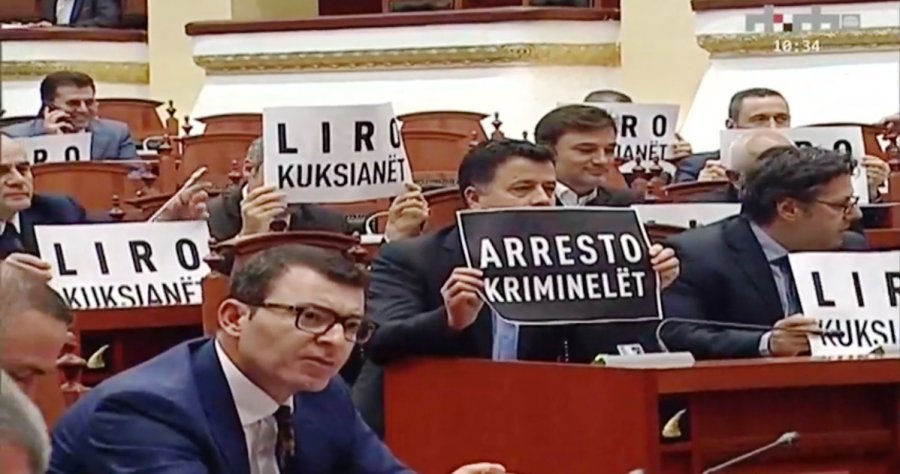 FOTO GALERI/ Opozita bllokon Kuvendin: Lironi kuksianet, përjashtoni Ramën