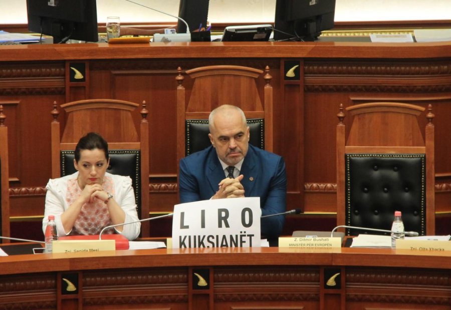 FOTO GALERI/ Opozita bllokon Kuvendin: Lironi kuksianet, përjashtoni Ramën