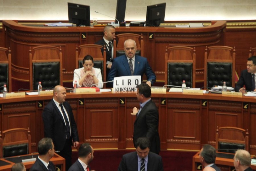 FOTO GALERI/ Opozita bllokon Kuvendin: Lironi kuksianet, përjashtoni Ramën
