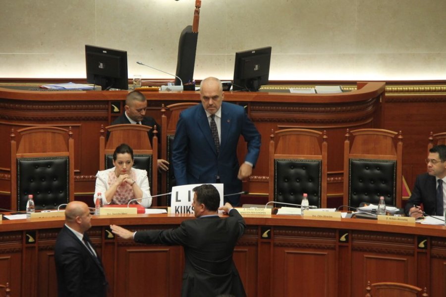 FOTO GALERI/ Opozita bllokon Kuvendin: Lironi kuksianet, përjashtoni Ramën