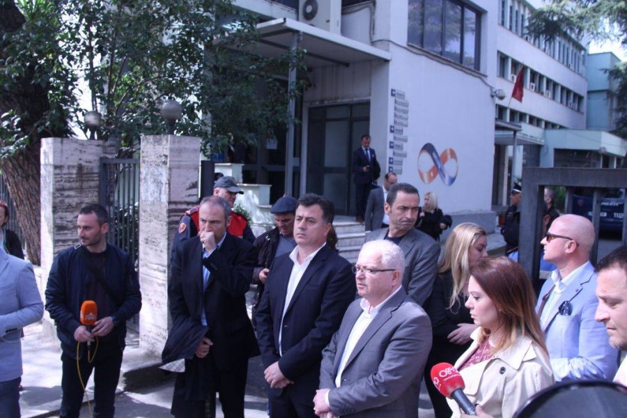 FOTO/ Pas vendimit të Gjykatës, ja çfarë paralajmëron opozita