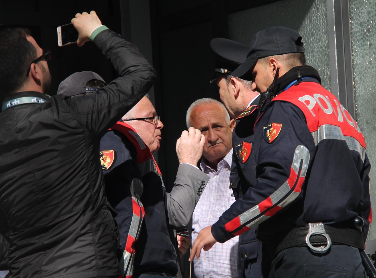 VIDEO/ Spaho i telefonon ministrit Xhafaj: I dashur Fatmir…, je dhe jurist!