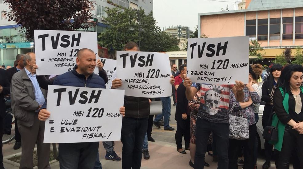 FOTO/ Fier, biznesi i vogël proteston kundër TVSH-së