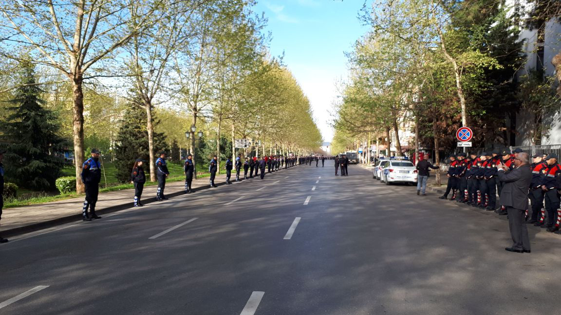 FOTO GALERI/ Policia bllokon “Gjergj Fishtën”, protestuesit “Bajram Currin”