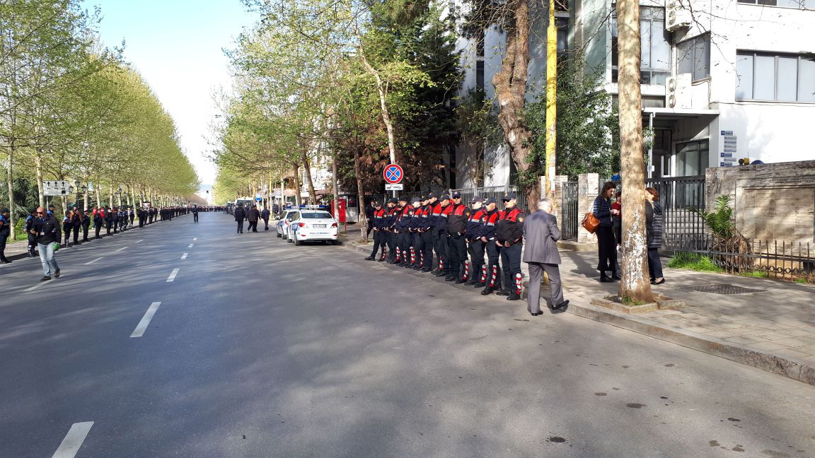 FOTO GALERI/ Policia bllokon “Gjergj Fishtën”, protestuesit “Bajram Currin”