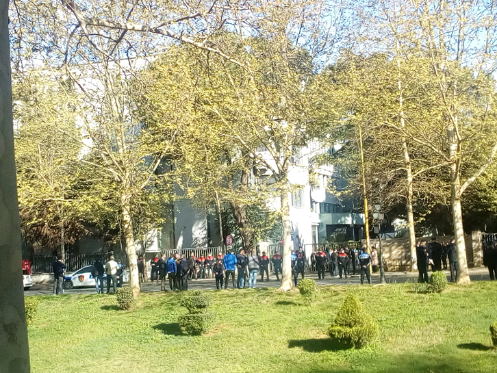 FOTO GALERI/ Policia rrethon gjykatën e Tiranës, protestuesit: Lironi shokët tanë, arrestoni shokët tuaj