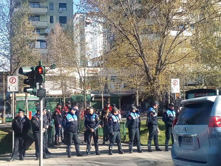 FOTO GALERI/ Policia rrethon gjykatën e Tiranës, protestuesit: Lironi shokët tanë, arrestoni shokët tuaj