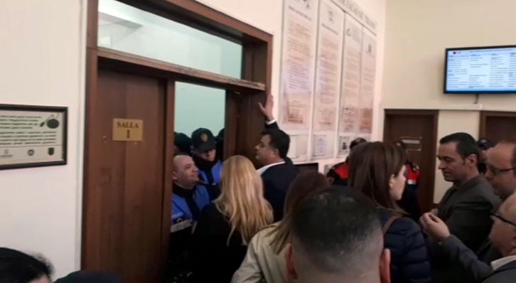 VIDEO/ Ja pamjet se si Policia nxjerr me forcë nga salla deputetët e gazetarët