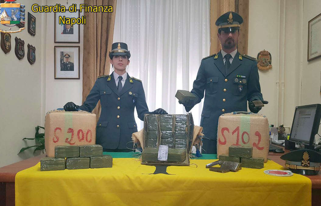 VIDEO/ Itali, sekuestrohen 8 ton hashash me vlerë 80 milionë euro, arrestohet një femër