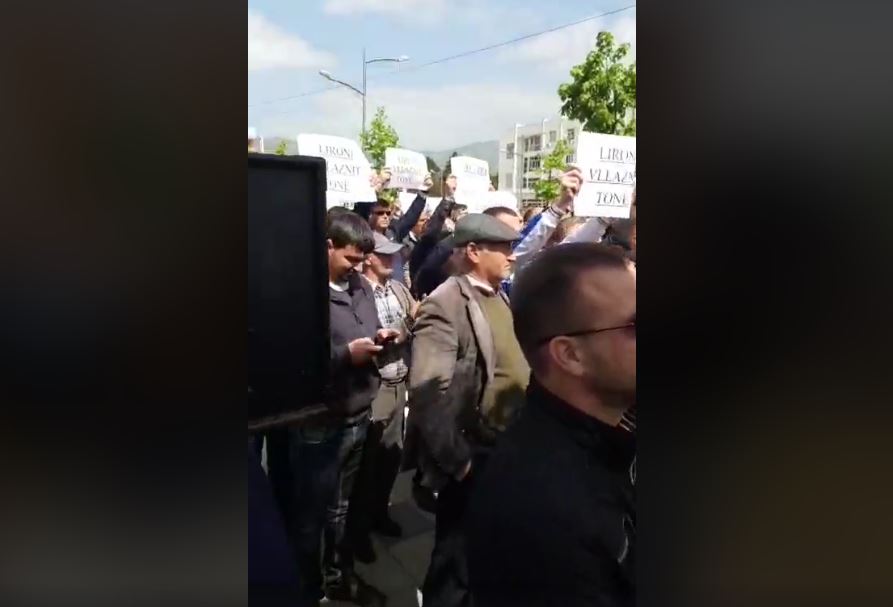VIDEO/ Kukës, qytetarët në protestë” Lironi vëllezërit tanë