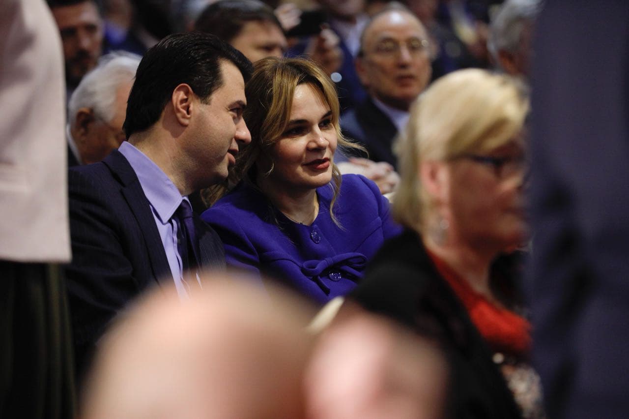 Basha e Kryemadhi takim 60-minutësh, nesër “beteja” në seancën parlamentare