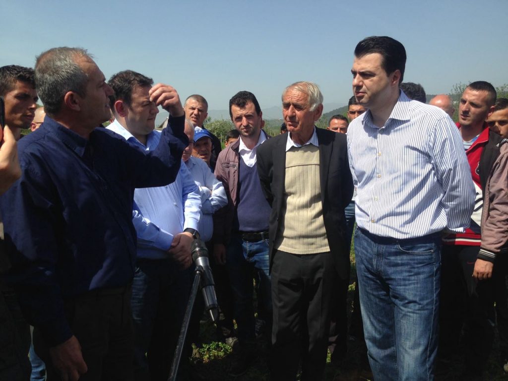 VIDEO/ Elbasan, Basha me fermerët: Qeveria ka braktisur fshatin, por taksën e do për çdo mollë