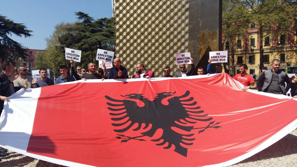 FOTO/ Nis protesta në Tiranë: Më arrestoni edhe mua