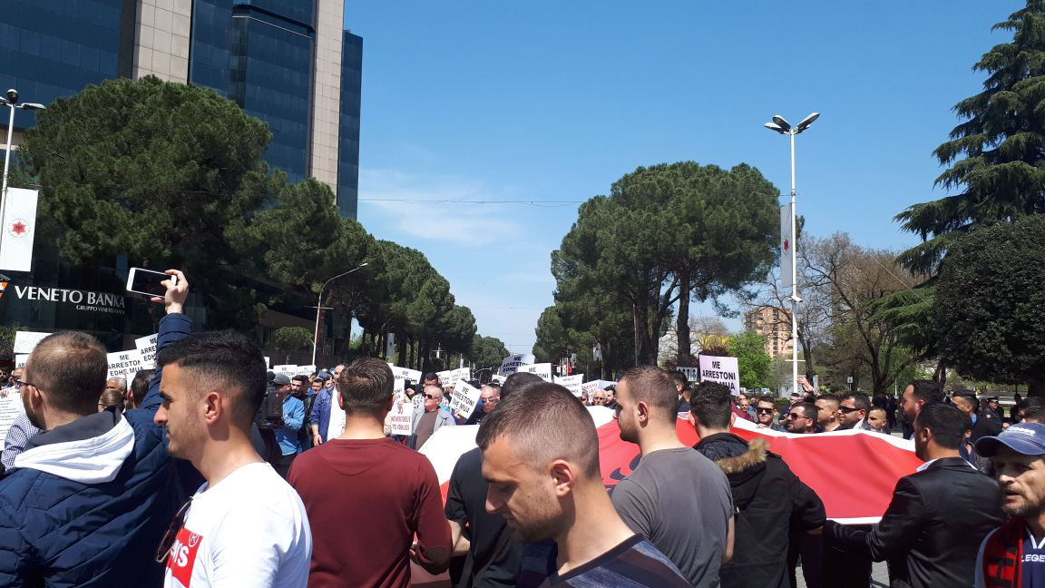 VIDEO & FOTO GALERI/ Protestuesit në Tiranë vendosin traun kundër arrogancës, dhunës dhe konçesioneve