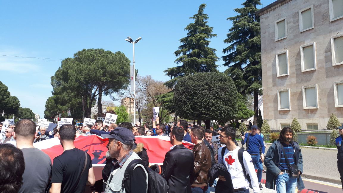 VIDEO & FOTO GALERI/ Protestuesit në Tiranë vendosin traun kundër arrogancës, dhunës dhe konçesioneve