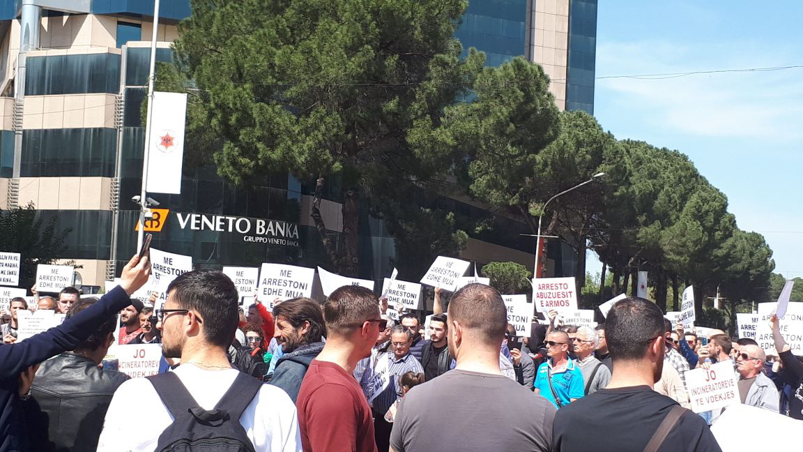 VIDEO & FOTO GALERI/ Protestuesit në Tiranë vendosin traun kundër arrogancës, dhunës dhe konçesioneve