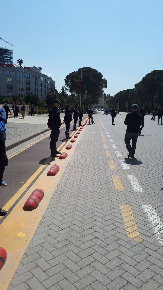 VIDEO & FOTO GALERI/ Protestuesit në Tiranë vendosin traun kundër arrogancës, dhunës dhe konçesioneve